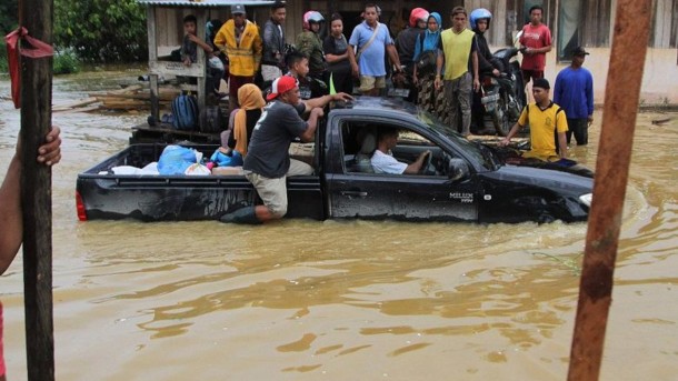 Сильнейшее наводнение в Индонезии: десятки тысяч людей покинули свои дома