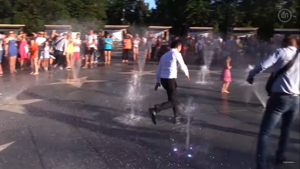 Зеленский искупался в фонтане Мариуполя: забавное видео