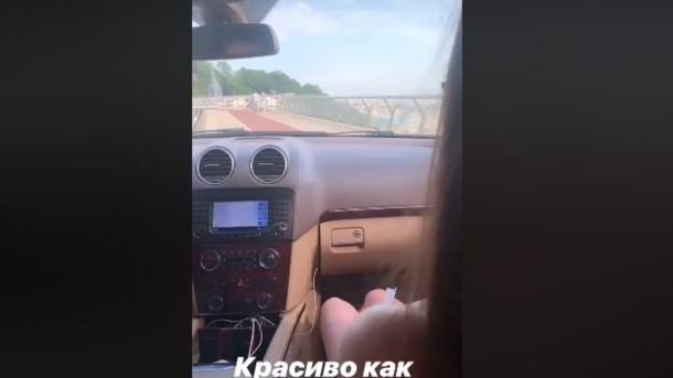 ЧП с внедорожником на пешеходном мосту в Киеве: появилось видео из салона авто