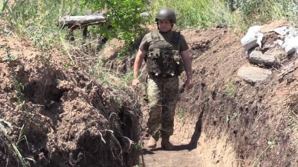 Из-за обстрелов врага на Донбассе украинские воины усиливают оборону: видео