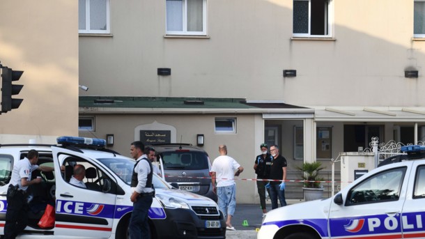 Во Франции автомобиль снес террасу кафе, семь пострадавших