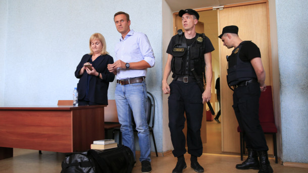 Российский оппозиционер Навальный попал в больницу