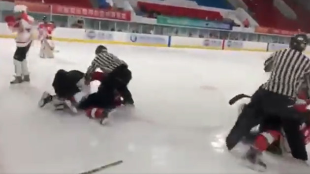В Китае молодые хоккеисты устроили грандиозное побоище на льду: трое отстранены от спорта на год