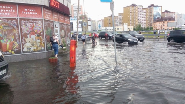 В Киеве после дождя произошел очередной потоп