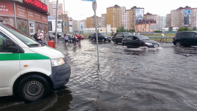 В Киеве после дождя произошел очередной потоп