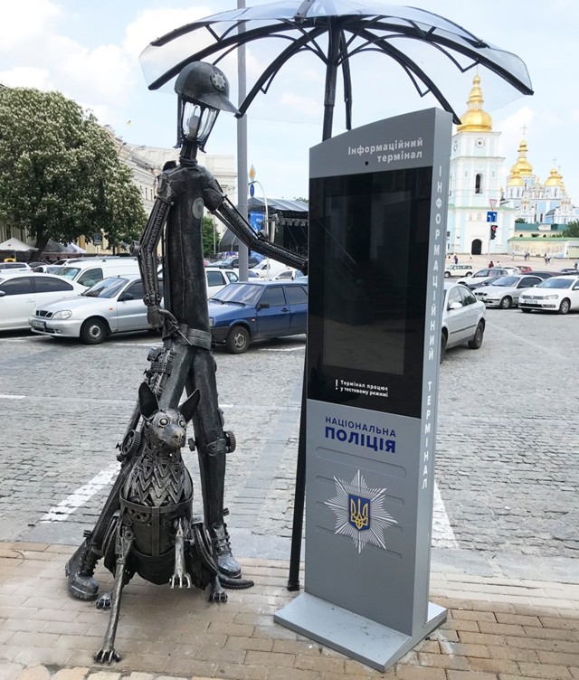 В Киеве полицейскому с собакой посвятили новый арт-объект