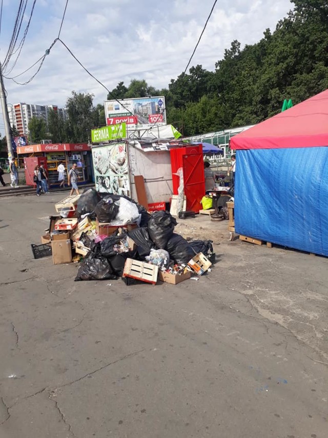 На Нивках стихийные торговцы устроили свалку