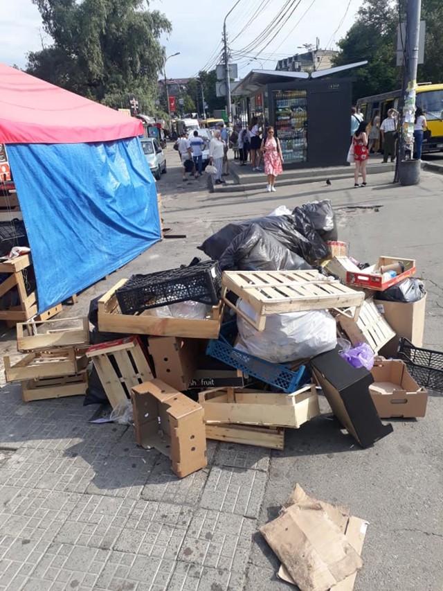 На Нивках стихийные торговцы устроили свалку