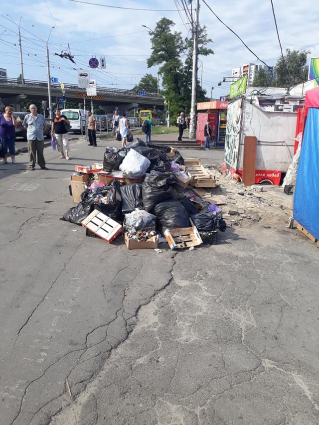 На Нивках стихийные торговцы устроили свалку