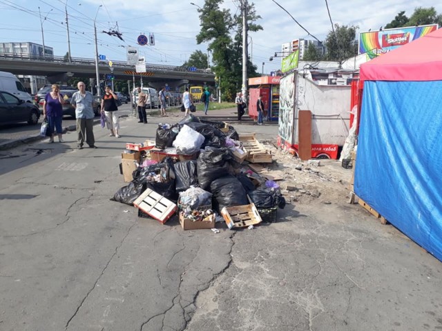 На Нивках стихийные торговцы устроили свалку