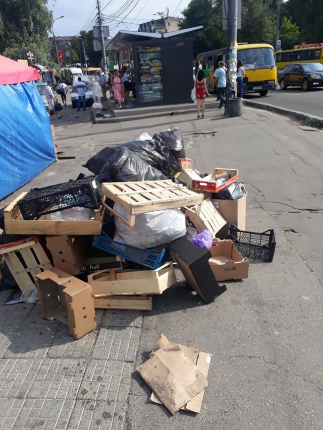 На Нивках стихийные торговцы устроили свалку