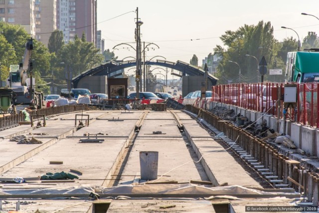 В Сети показали, как ремонтируют аварийный мост на Борщаговке. Фото