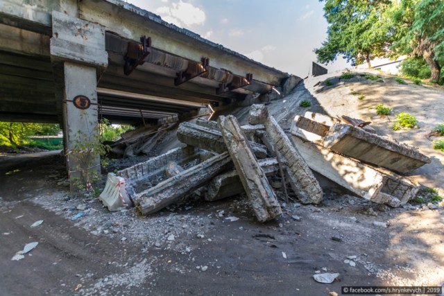 В Сети показали, как ремонтируют аварийный мост на Борщаговке. Фото