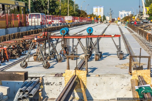 В Сети показали, как ремонтируют аварийный мост на Борщаговке. Фото