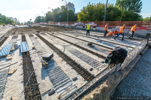 В Сети показали, как ремонтируют аварийный мост на Борщаговке. Фото