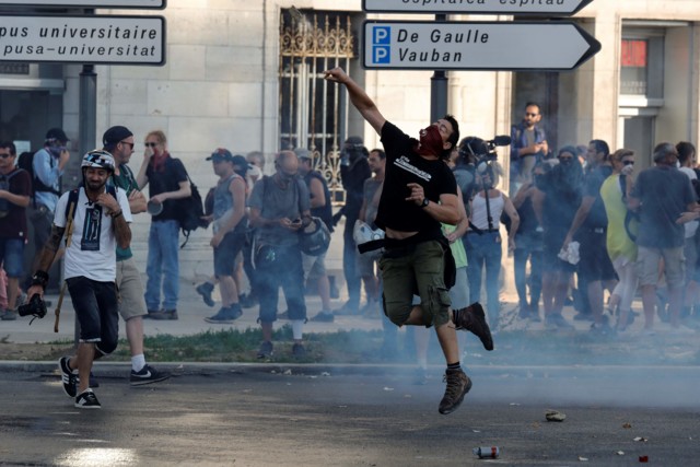 Массовые протесты во Франции в ярких снимках. Фото