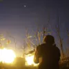 Украинский военный ведет огонь по противнику