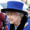 Елизавета II появилась перед публикой в ярко-синем пальто и шляпе с меховыми вставками