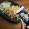 Исследователи не рекомендуют смотреть в смартфон при приеме пищи