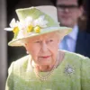 92-летняя королева Елизавета II с брошкой "Звезда Жардин"