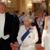 Королева Британии устроила визит во дворце