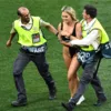 Кинси Волански выбежала на поле в финале Лиги чемпионов