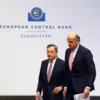 Президент ЕЦБ Марио Драги и вице-президент Луис де Гиндос. Фото: REUTERS / Ralph Orlowski
