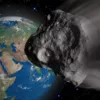 К Земле летят сразу два астероида