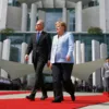 Президент Литвы Гитанас Науседа и канцлер Германии Ангела Меркель. Фото: REUTERS/Fabrizio Bensch