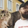 Художник представил мир с гигантскими кошками
