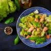 Салат из брокколи и лосося