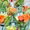 Салат-коктейль из авокадо с огурцом и лососем