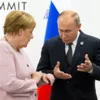 Ангела Меркель и Володимир Путін. Фото: Alexander Zemlianichenko/Pool via REUTERS