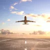 Посадка літака на завантажену трасу потрапила на відео
