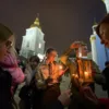 В Михайловском соборе Киева начали распространять Вифлеемский огонь мира
