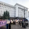 Возле Офиса президента на Банковой открылся бесплатный каток
