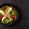 Салат из тунца и овощей