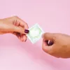 Давати підліткам презервативи або нехай самі купують – батьки самі вирішують