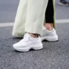 С чем носить белые кроссовки летом 2020