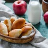 Пиріжки з яблуками на сметані в духовці