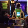 В британском ресторане работают роботы-официанты