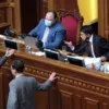 Разумков (в кріслі праворуч) висловлює претензії депутатам