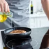 На оливковом масле рекомендуется готовить, при его нагревании образуется меньше канцерогенов