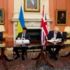 Владимир Зеленский и Борис Джонсон  подписывают историческое соглашение