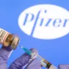 В Іспанії викладачам помилково вкололи шість доз вакцини Pfizer. Фото: REUTERS/Dado Ruvic