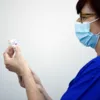 Вакцинація від коронавірусу у світі триває. Фото: REUTERS/Clodagh Kilcoyne