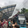 В Киеве остановилось движение скоростного трамвая, на перронах собрались пассажиры, фото: Игорь Серов, "Сегодня"