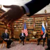На встрече президентов США и России едва не случилась потасовка. Фото: REUTERS/Denis Balibouse