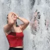Дівчина купається в фонтані. Фото: Getty