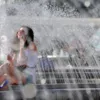 Горожане спасаются от жары, купаясь в фонтанах. Фото: kiev.vgorode.ua